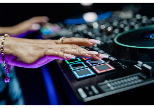 DENON PRIME4 G2 - Système DJ tout-en-un 4 voies autonome, écran tactile 10", Pad MPC, Stems